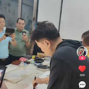 64岁毕福剑退圈后卖画赚钱，十人挤其家中排队付钱，近照苍老发福