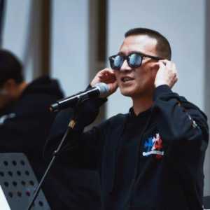 蔡徐坤道歉，汪峰同一时间发了个锤子，网友：真娱乐风向标