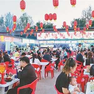 美食飘香，舞台秀亮眼，休闲娱乐接地气 璀璨夜经济 让小城更有“味道”