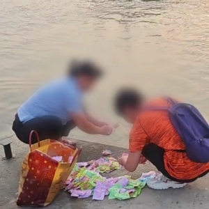 东莞奇闻！两女子扔鱼豆腐入江，引发网友疑问和调侃