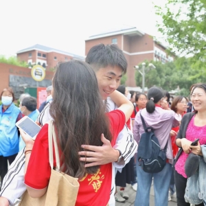 多图直击高考现场丨十余年磨砺，今朝终亮剑，加油吧少年！