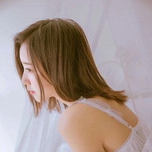 故事：35岁女人外出游玩时，与一个年轻男人的情感故事