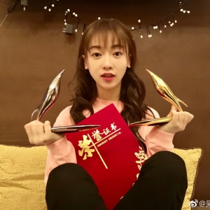 被央视怒批仍不悔改，出门6个助理30个保安，网友谁给她的勇气
