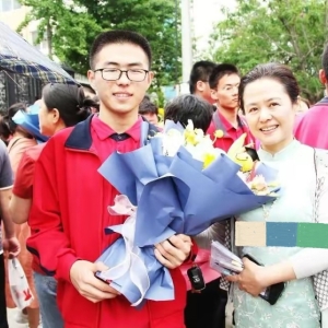 学霸高考700分，妈妈的教育经验让评论区炸了锅，直批“鸡汤”