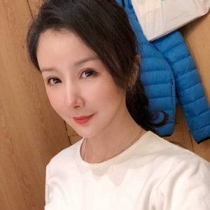 “古典美人”孙菲菲称曾遭娱乐圈霸凌，在剧组被唾面暴打，当年的助理发文：在现场很害怕，三个大老爷们摁着