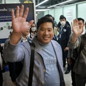 二王子狼狈退场，被泰王招之则来挥之则去，跟三王子牵手离开
