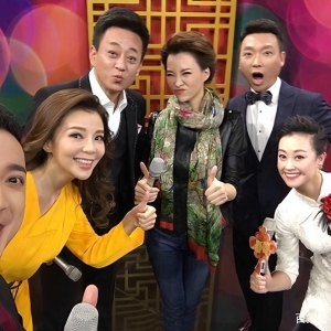 众星北京开会登《新闻联播》，朱迅苍老不敢认，李幼斌霸气坐C位
