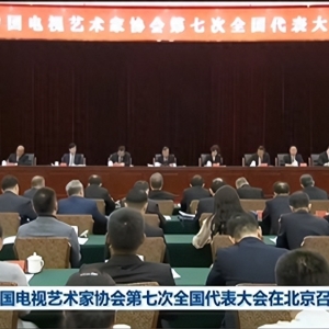 众星北京开会登《新闻联播》，康辉暴瘦不敢认，李幼斌C位气场强