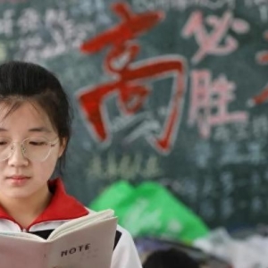 23年高考卷现满分作文，第一句话令人惊艳，北大教授也挑不出毛病