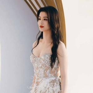 幽默笑话：亲爱的，闺女不吃，那咱们俩出去吃