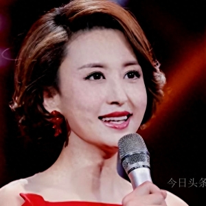 美女主持张蕾离开央视嫁富豪，现在疑似被家暴，眼睛上的疤痕明显