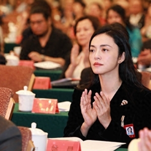 众星北京开会登《新闻联播》，明星艺人共聚央视，展现别样风采
