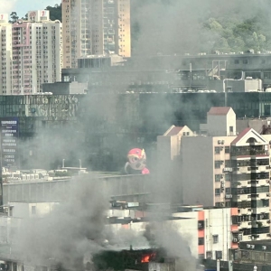 深圳水贝二路一处楼顶发生火灾，浓烟四起