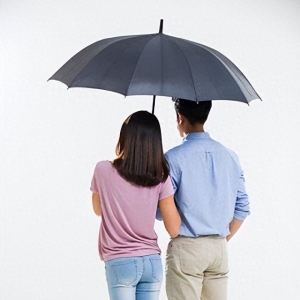 情感故事：雨中的一次相遇，我们彼此结成临时夫妻！