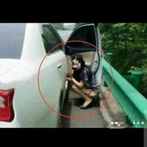 高速路堵车，女子尴尬糗事！