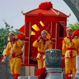 古代奇闻异事：县令把泥像推倒，丢入河中，怪事发生了