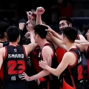 CBA奇闻：付豪与教练冲突，两人对骂场面激烈，第一张罚单来了