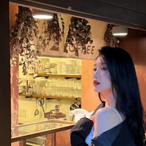 自己陪自己，在无人问津的日子，安静自若，一切都刚刚好