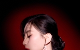 明星美图 刘诗诗 玫瑰簇簇缀于裙身 微微暮色中迎光绽放