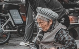 我们都在用力的活着，生活不易