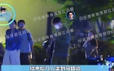 胡歌夫妇深夜聚餐，遇热情女粉黄曦宁帮拍照，颜值身材遭无情碾压