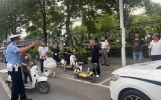 西安多人占用机动车道打羽毛球，警方：已劝阻疏散占道娱乐的市民