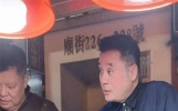 55岁港星沦落到街头卖烧烤，擦汗被吐槽浪费纸巾，家妻曾败光家产
