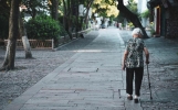 我受够了！要么你妈搬出去，要么离婚！她是你妈，又不是我妈！