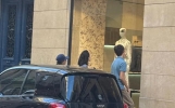 偶遇刘烨妻子和儿女巴黎逛街，诺一高大帅气，还上了法国新闻联播