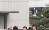 79岁百亿富豪抵房产建大学！与"新闻女王"同框引爆全网这组合太炸