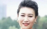 新闻主播李梓萌近照曝光！红装衬出好气色，眼角细纹挡不住知性美