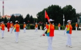 夏夜广场人气旺：全民健身与亲子娱乐点亮城市夜经济