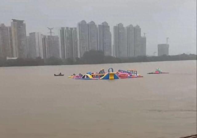 广州山体滑坡致房屋受损多人被困，“广东最大的内河滨水娱乐运动中心”开业仅3天部分设施被洪水冲走