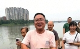 四川一男子钓1米长大鱼后放生，围观者高呼“卖给我”，当事人回应作秀质疑：钓鱼是为娱乐，还治好了颈椎病