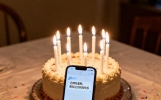 生日当天收到陌生短信：“记得吃蛋糕，我在远方祝你快乐”