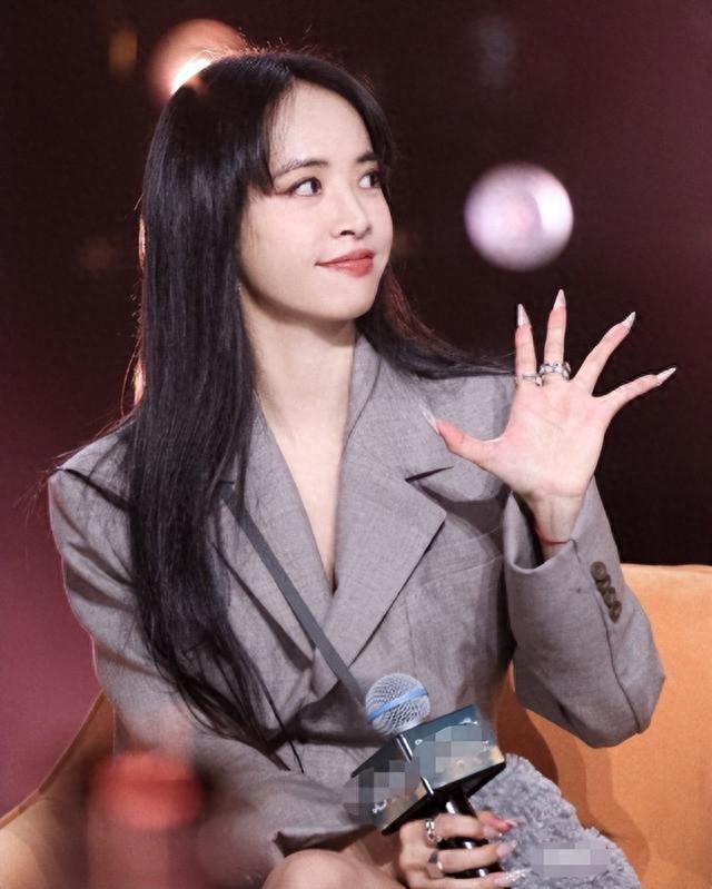 撒贝宁接诈骗电话，蔡依林患蛇缠腰这些娱乐圈真新闻比剧本还魔幻