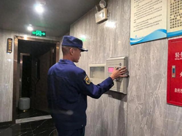 【各县动态】噶尔县“雪域蓝盾·消防宣传教育讲师分队”深入辖区娱乐场所开展消防安全专项夜查及宣传活动