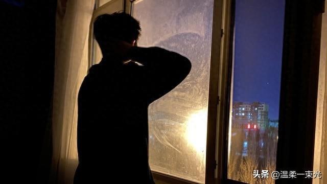 不管你信与不信，爱情、友情，一定是站在钱和亲情背后