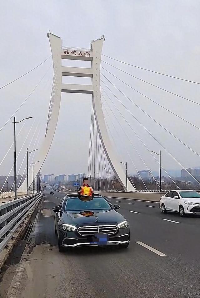 车辆行驶中小孩哥上半身探出天窗展示奖状，家长称奖状系购买自拍娱乐，交警：将进行批评教育