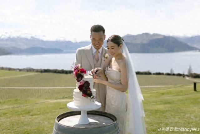 这是一个关于香港知名女演员胡定欣正式离开老东家TVB的娱乐新闻