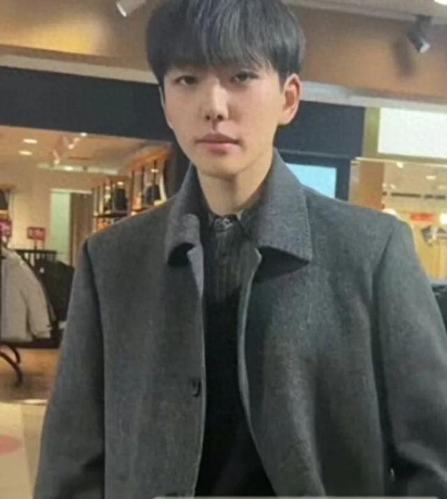 21年老店因“帅儿子”逆袭，05后男孩身高1米86，“撞脸”半个娱乐圈