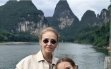 普京的新闻秘书带着女儿中国桂林游玩，母女俩好漂亮，金发碧眼