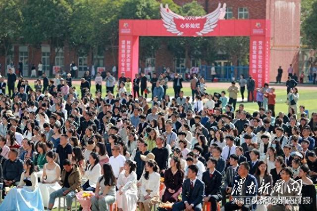 十八而立 逐梦青春——渭南高级中学举行“云程发轫 万里可期”2026届高三学生成人礼活动