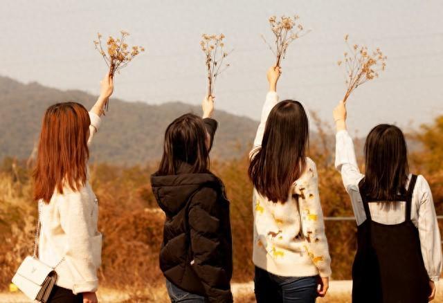 人到中年才醒悟：越不需要装的友情，往往走得越长久