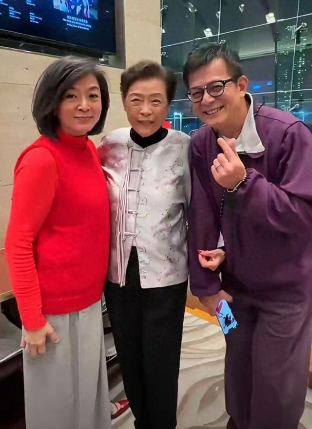 65岁陈玉莲出席寿宴近照曝光，穿红衣喜庆大方，优雅老去状态自然