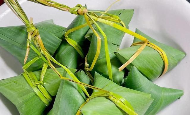 煮粽子时，只加清水是不对的！多加2样，粽子软糯不漏米，不夹生