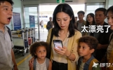 带着混血儿女刚下飞机，就被围观：宝贝太漂亮了，我却不敢看手机