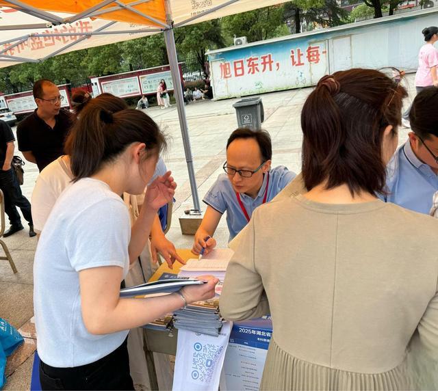 三次考上北大赚200万：‘高考雇佣兵’的复读经济学