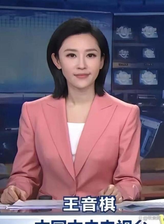 王音祺登新闻联播四年颜值饱受夸赞被称央视美人，实则长相只是清秀普通人，对比宝晓峰端庄大气的正统国脸，两人气质格局差距一目了然