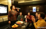 年轻人疯狂“消费降级”2.17亿中国老人在“报复性花钱”真相扎心